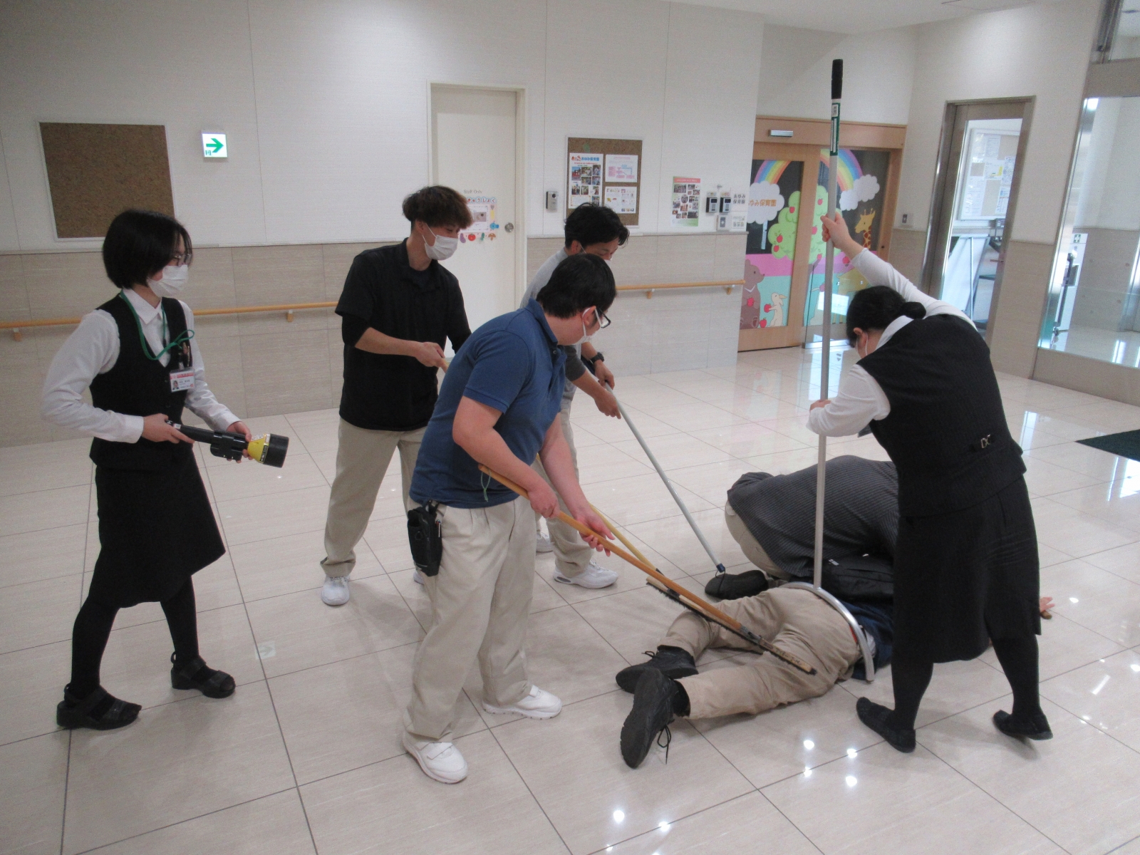 青梅警察署の方々にご協力をいただき、不審者が侵入してきたことを想定して訓練が行われました。